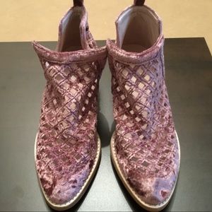 Pink velvet, bootie